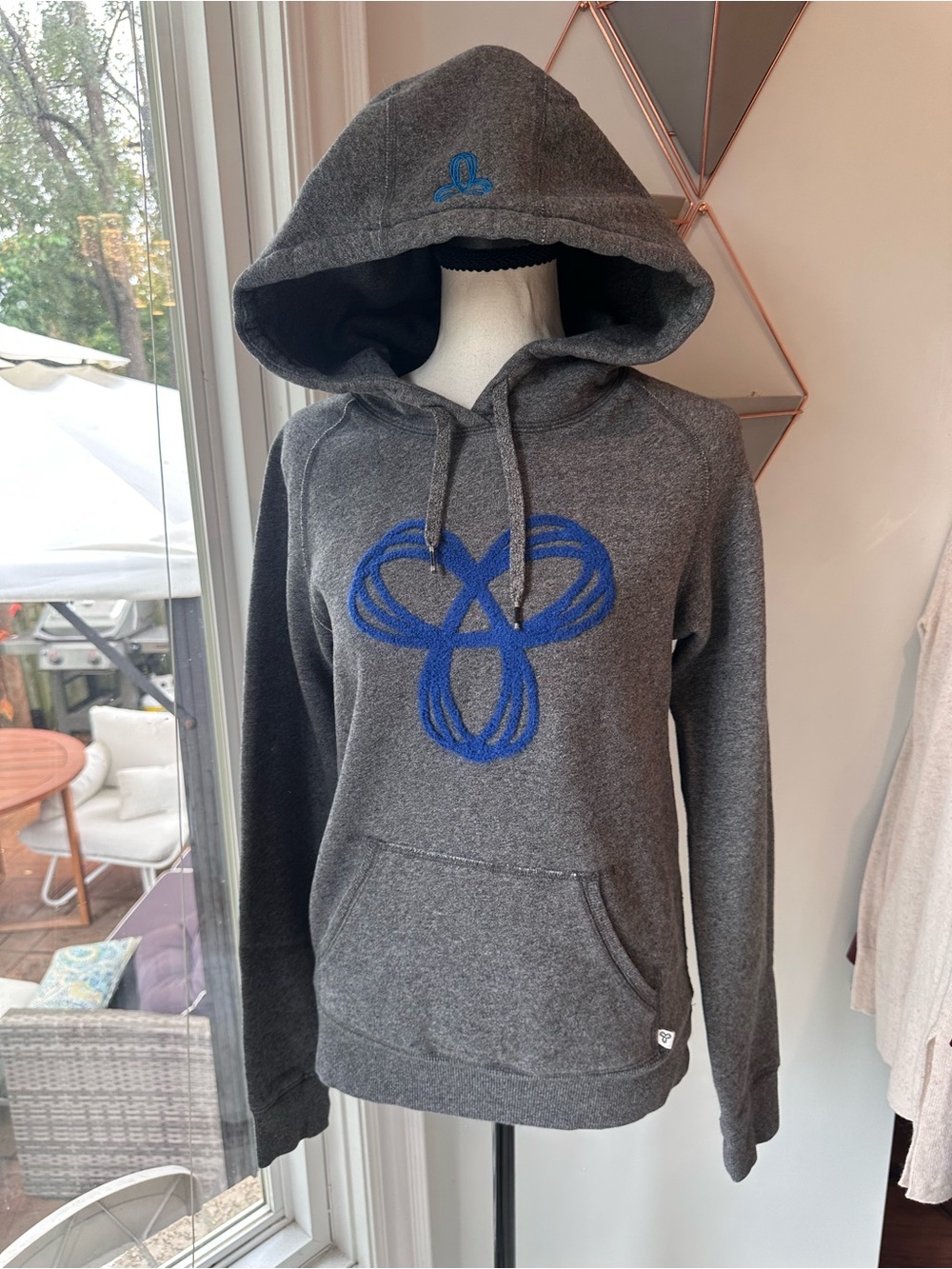 TNA ARITZIA Y2K Gray Grey Hoodie Sweater Sweatshirt Blue Pullover Size Small